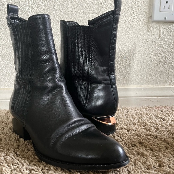 Alexander Wang Anouck Chelsea Classic Boots
Size 37.5 - Picture 1 of 6